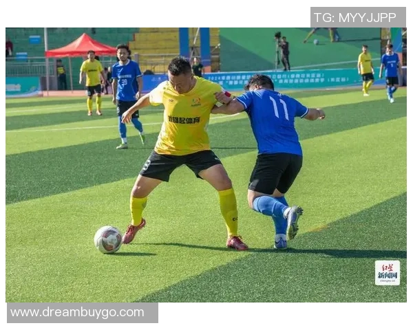 与足球明星亲密合影粉丝的梦想瞬间记录下的精彩时刻