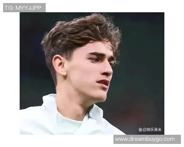 足球明星潮流时尚写真集展现球场外的魅力与风采